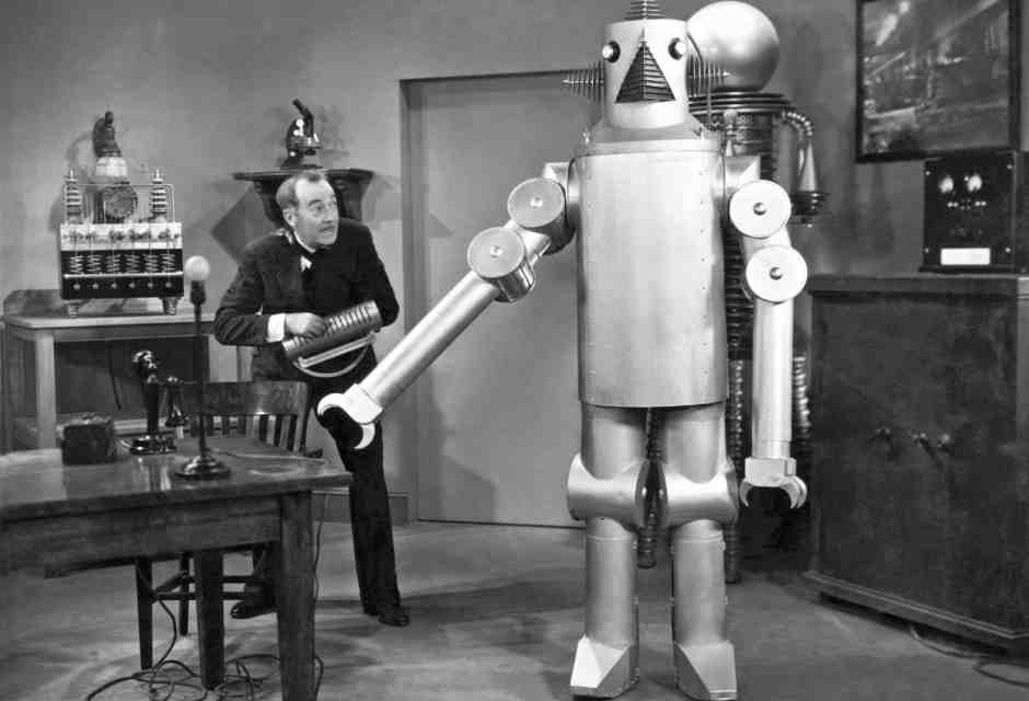 Un robot e il suo inventore nel film della Universal "The Vanishing Shadow", 1934. (Foto di Underwood Archives/Getty Images)&nbsp;<br />