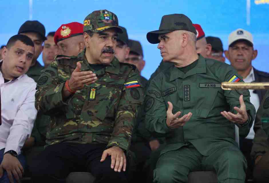 Nicolas Maduro e&nbsp;il ministro della Difesa Vladimir Padrino L&oacute;pez (foto Ansa)