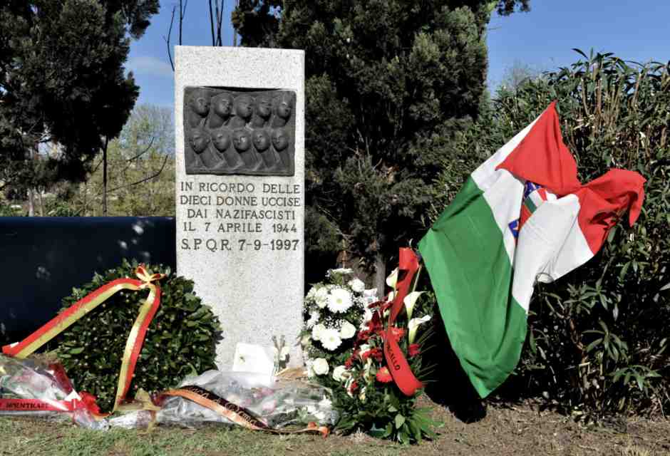 Il 12 dicembre, con la riapertura del Ponte e la sua intitolazione a san Francesco, la stele dedicata alle vittime del falso eccidio è scomparsa (foto Getty)