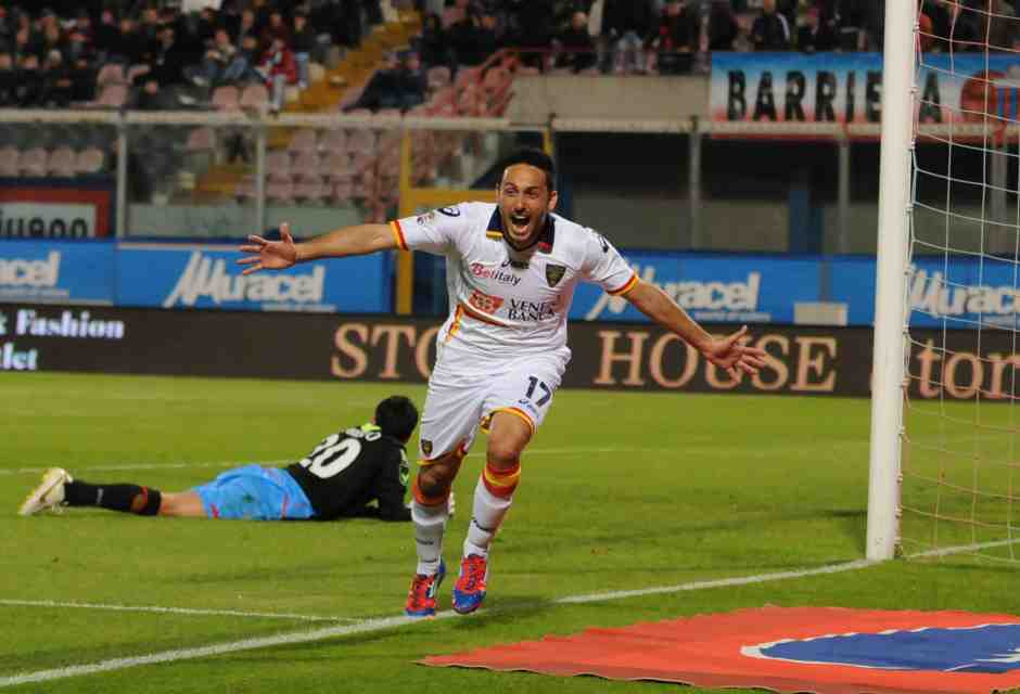 David Di Michele esulta dopo aver segnato al Catania con la maglia del Lecce. Era il 2012 (foto Ansa)