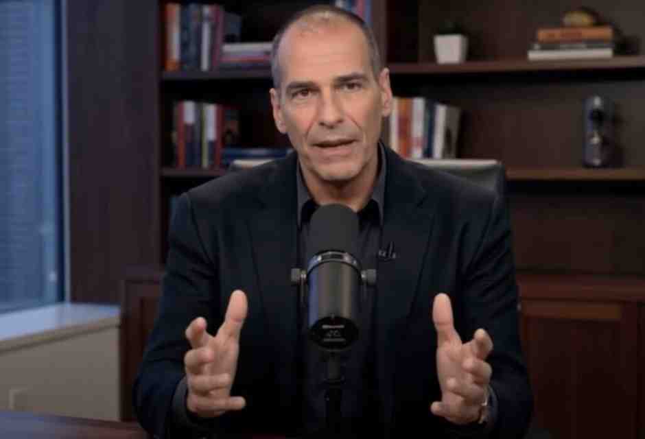 Screenshot del video deepfake pubblicato su YouTube con Yanis Varoufakis creato dall'AI&nbsp;<br />