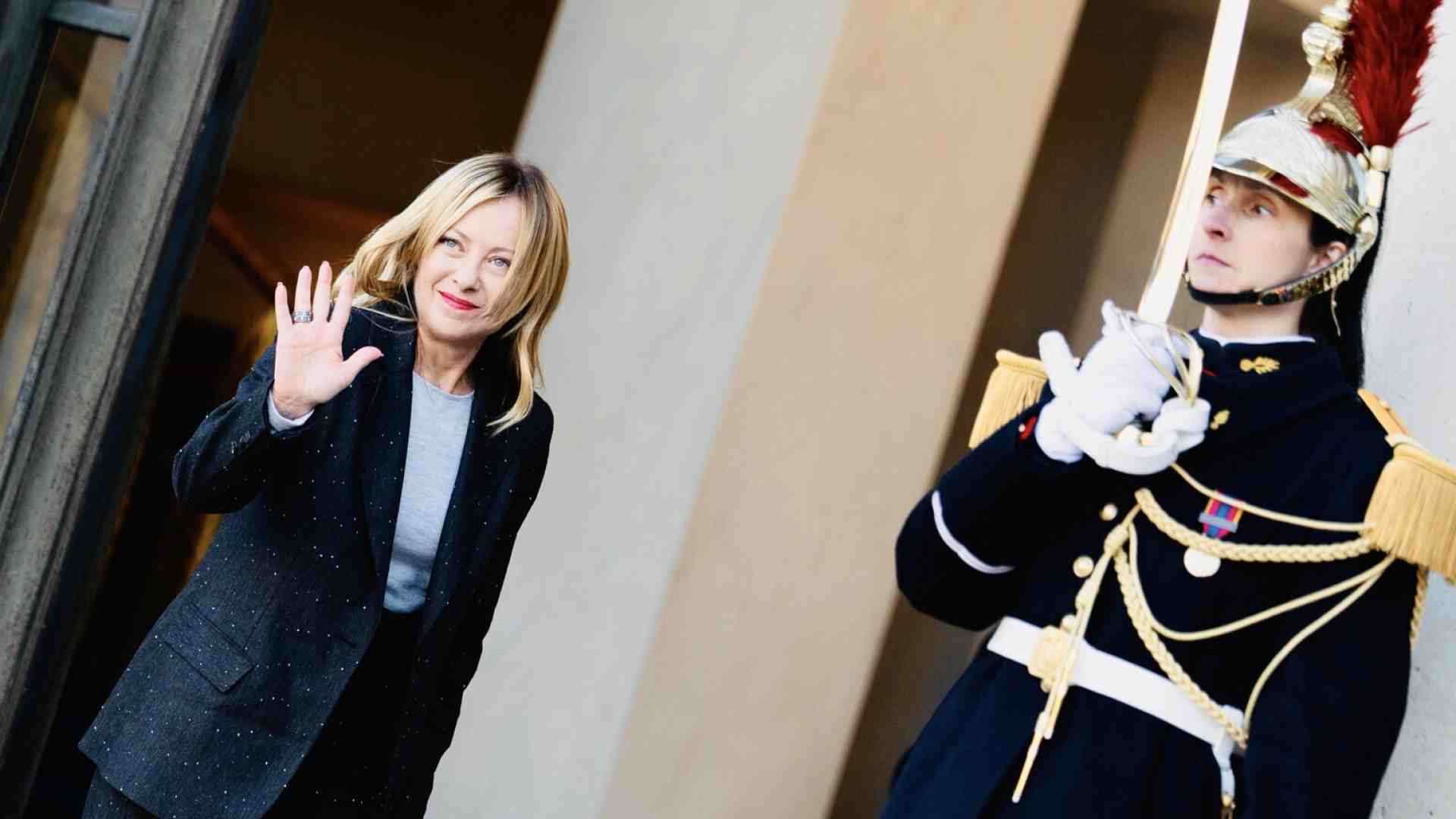 Immagine di Meloni e il caos: i dubbi sull'ingresso dell'Ucraina nella Ue. Il pericolo infiltrazioni filorusse. Tajani in Groenlandia