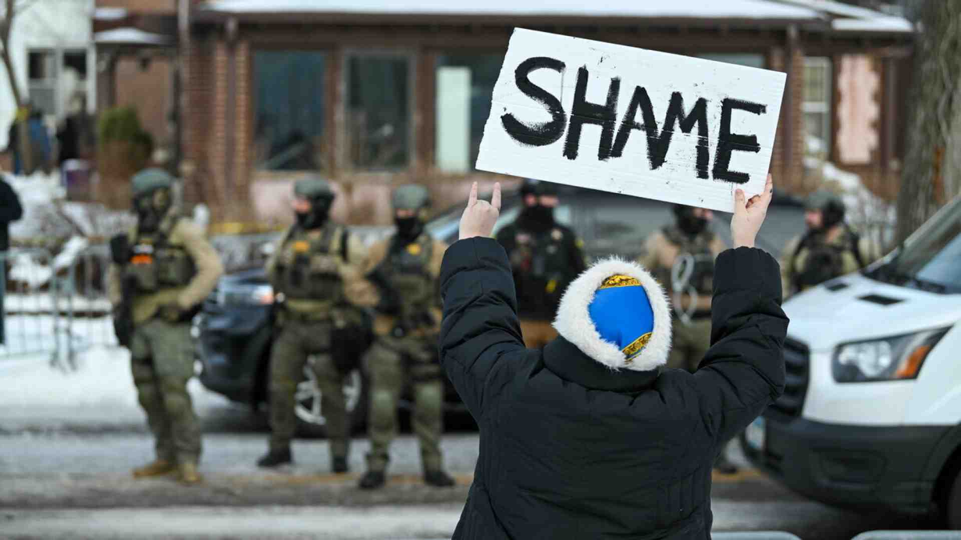 Immagine di Donna uccisa da un agente dell'Ice a Minneapolis: negli Usa esplodono le proteste