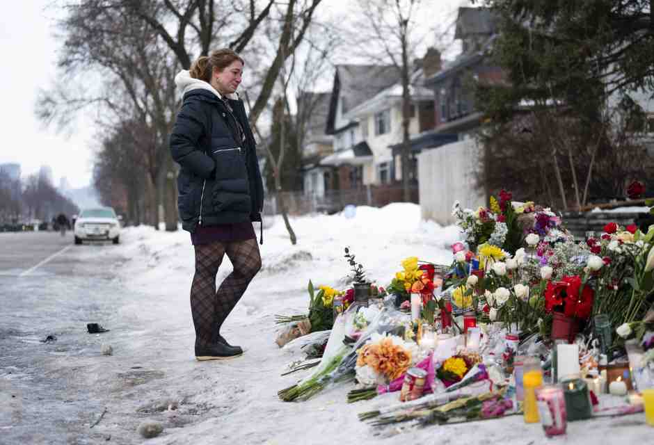 I fiori sul luogo dell'omicidio di Renee Nicole Good a Minneapolis (Foto di Stephen Maturen/Getty Images) <br />