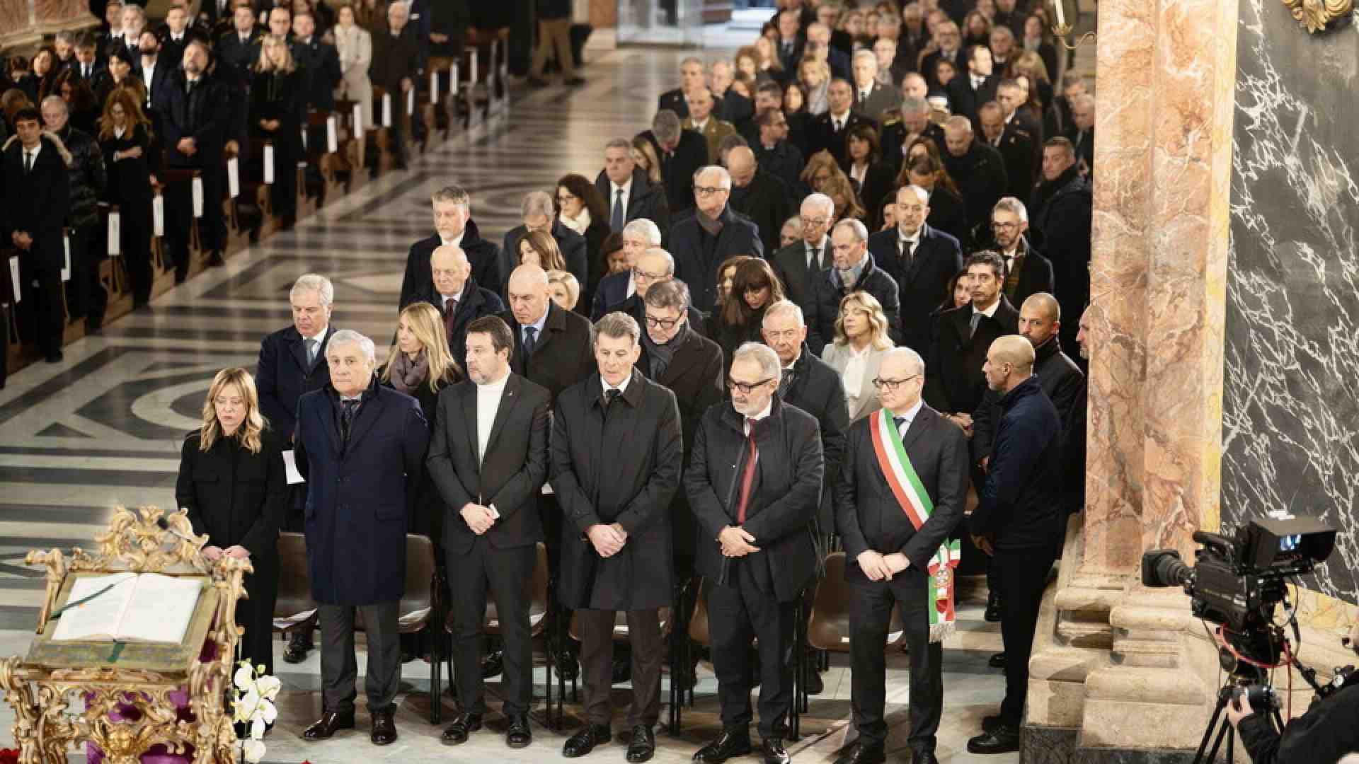 Immagine di Meloni, i ministri e le opposizioni a Roma per la messa in memoria della strage di Crans-Montana