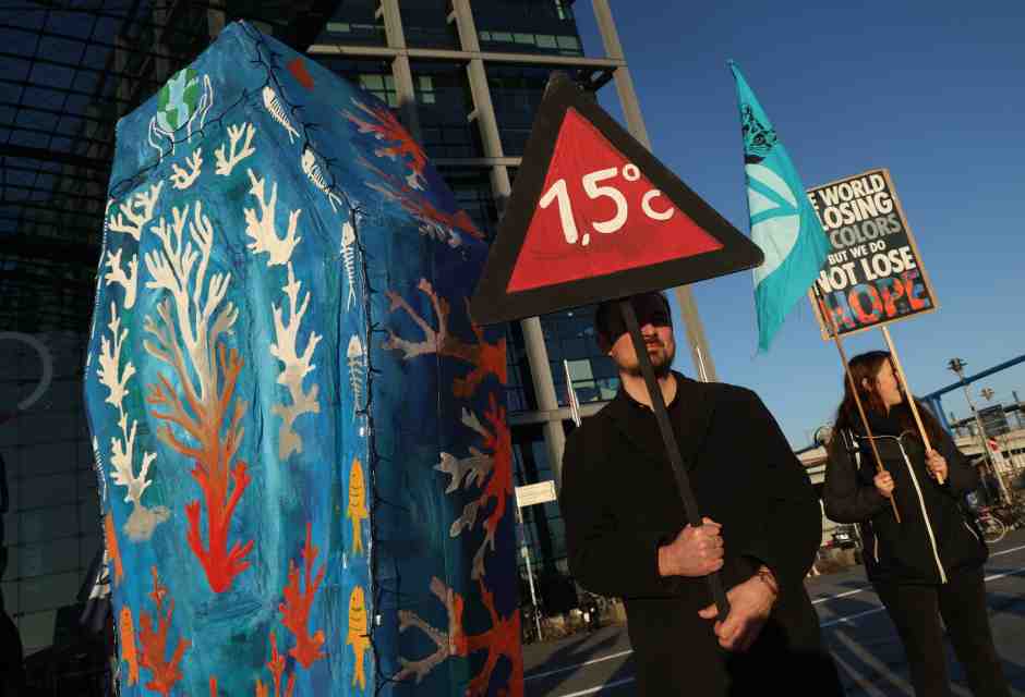 Berlino, attivisti chiedono politiche climatiche a 10 anni dall'accordo di Parigi (Foto di Sean Gallup/Getty Images) <br />