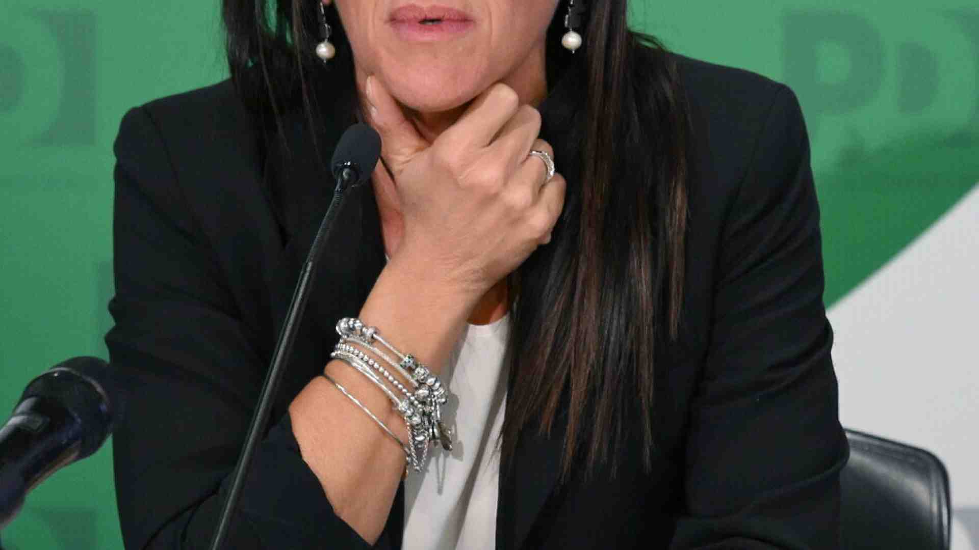 Immagine di Quattordici capigruppo campani, tutti maschi. “Ci vuole uno shock”, dice la senatrice dem Valente