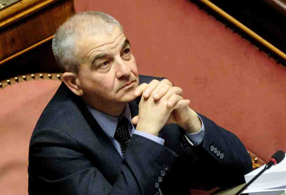 Fazzolari: "Draghi è la figura adatta per fare l'inviato speciale Ue in Ucraina. Fosse per noi sì"