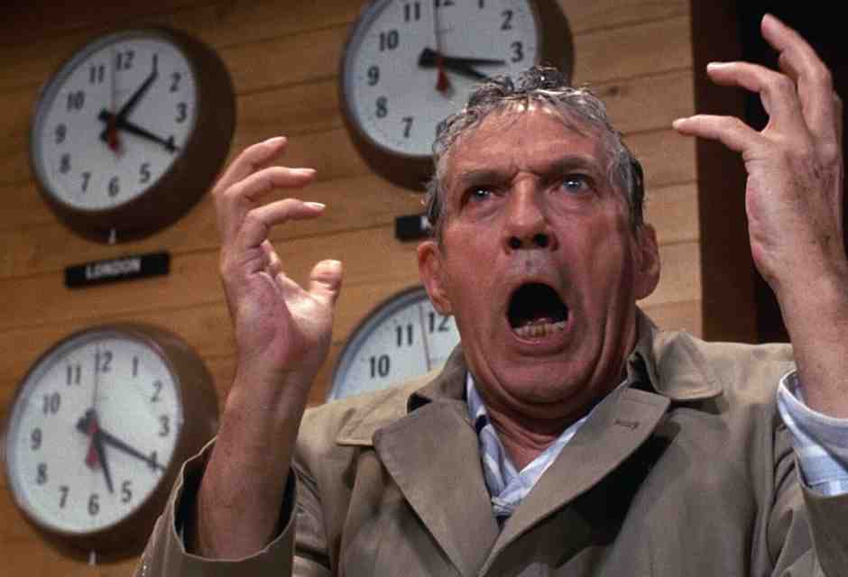 Nel film diretto da Sidney Lumet, Howard Beale (Peter Finch), un anchorman della tv americana, impazzisce in diretta e diventa virale<br /><br />