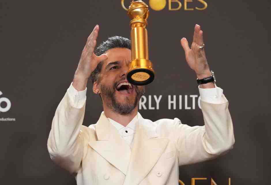 L'attore Wagner Moura con il Golden Globe 2026 (foto Ap, via LaPresse)<br />