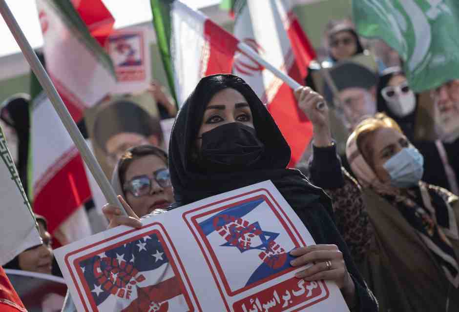 Una donna iraniana a una manifestazione pro-governativa a Teheran, il 12 gennaio 2026 (Morteza Nikoubazl/NurPhoto via Getty Images)&nbsp;<br />