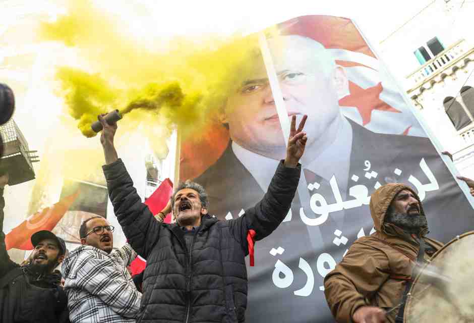 Una manifestazione aTunisi contro Saied, con un manifesto che compara il presidente tunisino all'ex dittatore Ben Ali (foto Getty)