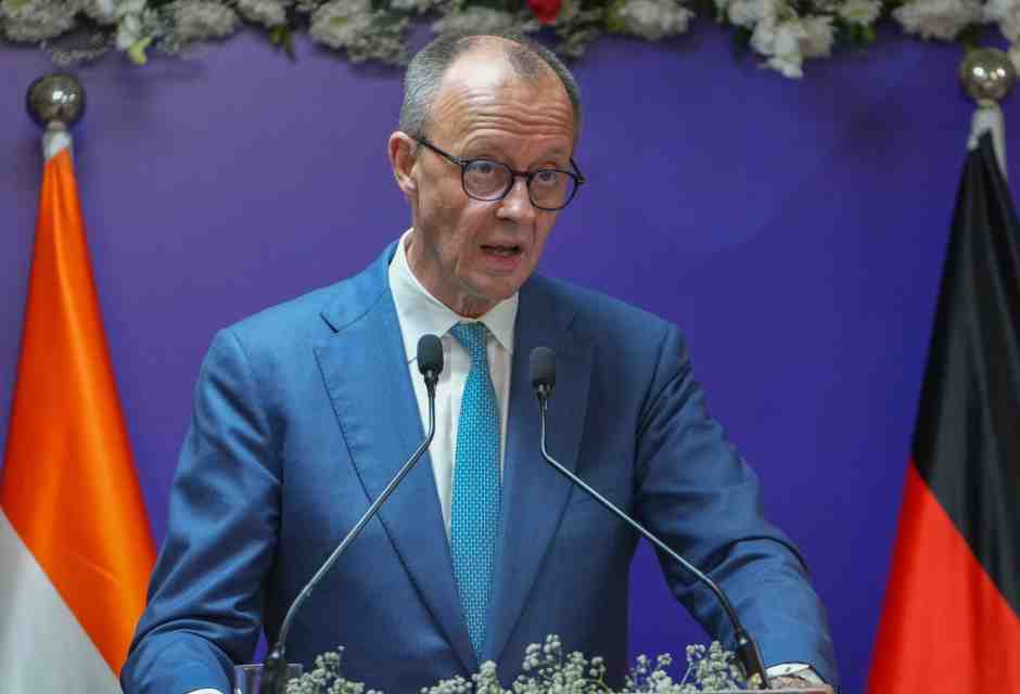 Il cancelliere tedesco Friedrich Merz incontra il primo ministro indiano Narendra Modi a Gandhinagar (LaPresse)&nbsp;<br />