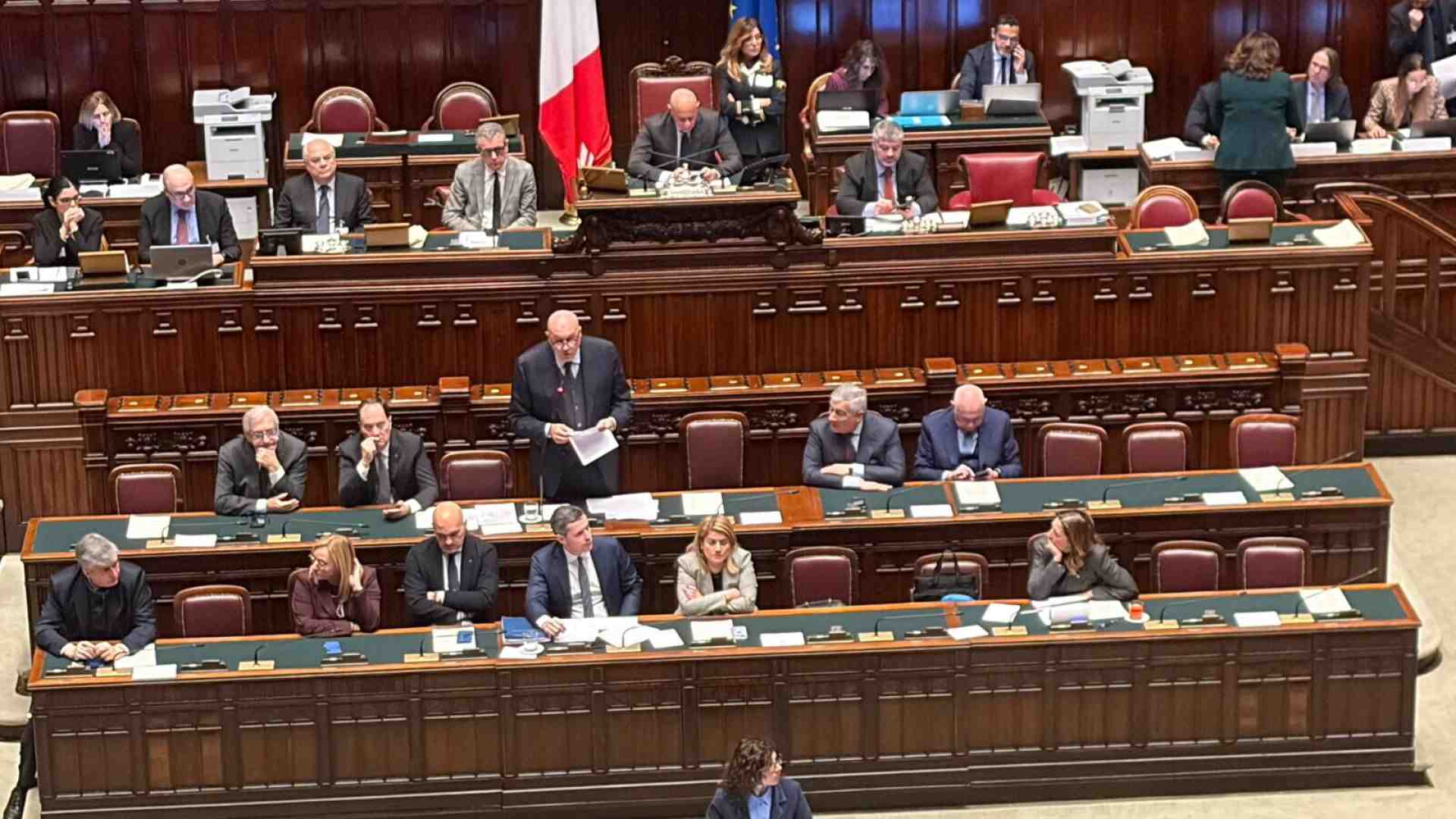 Immagine di "Per la pace serve sostenere Kyiv", dice Crosetto. Ma due leghisti votano contro l'invio di armi in Ucraina