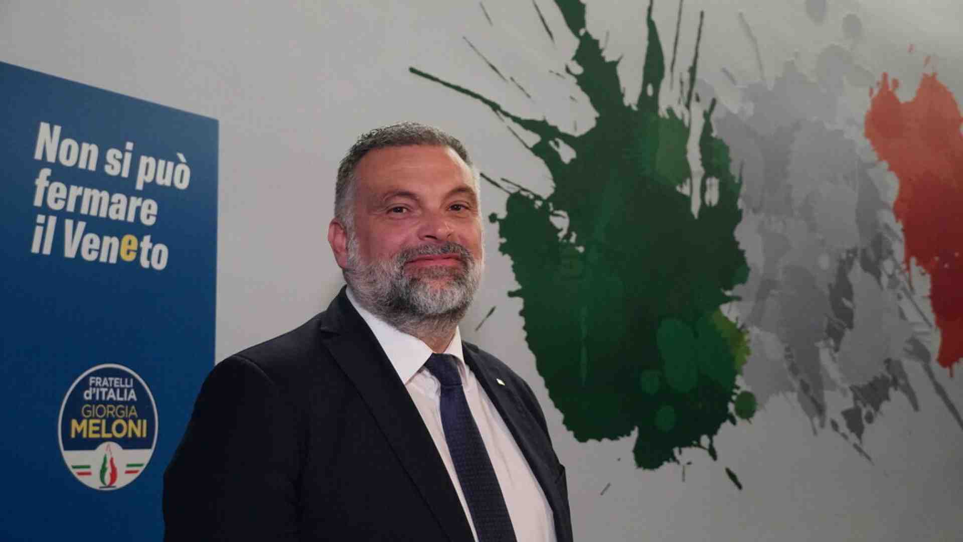 Immagine di Sabotaggio tra Fratelli d’Italia a Rovigo? Gli adesivi del Pd che imbarazzano il partito
