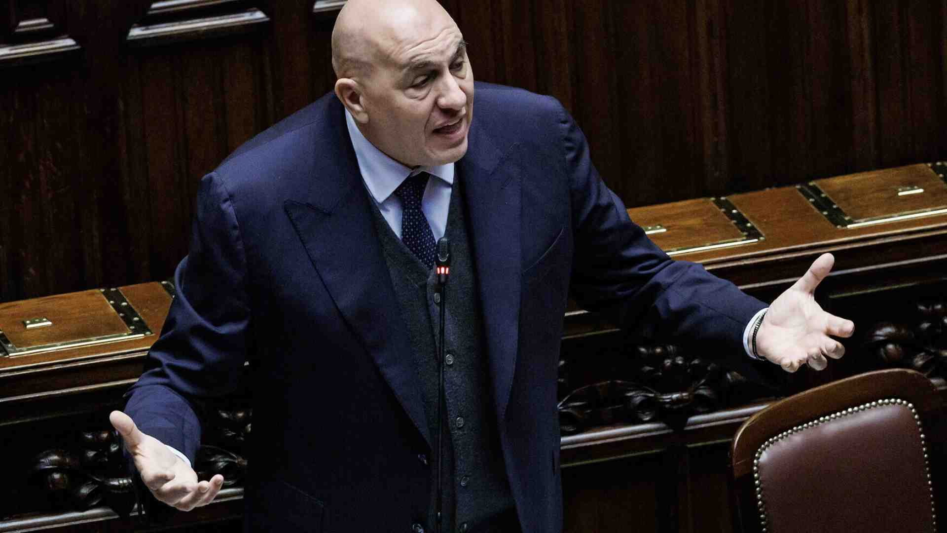 Immagine di Crosetto e Mattarella contro gli ignavi su Kyiv e Teheran. Giorgetti alla Lega: "Votiamo scostamento per le armi. Senza scene"