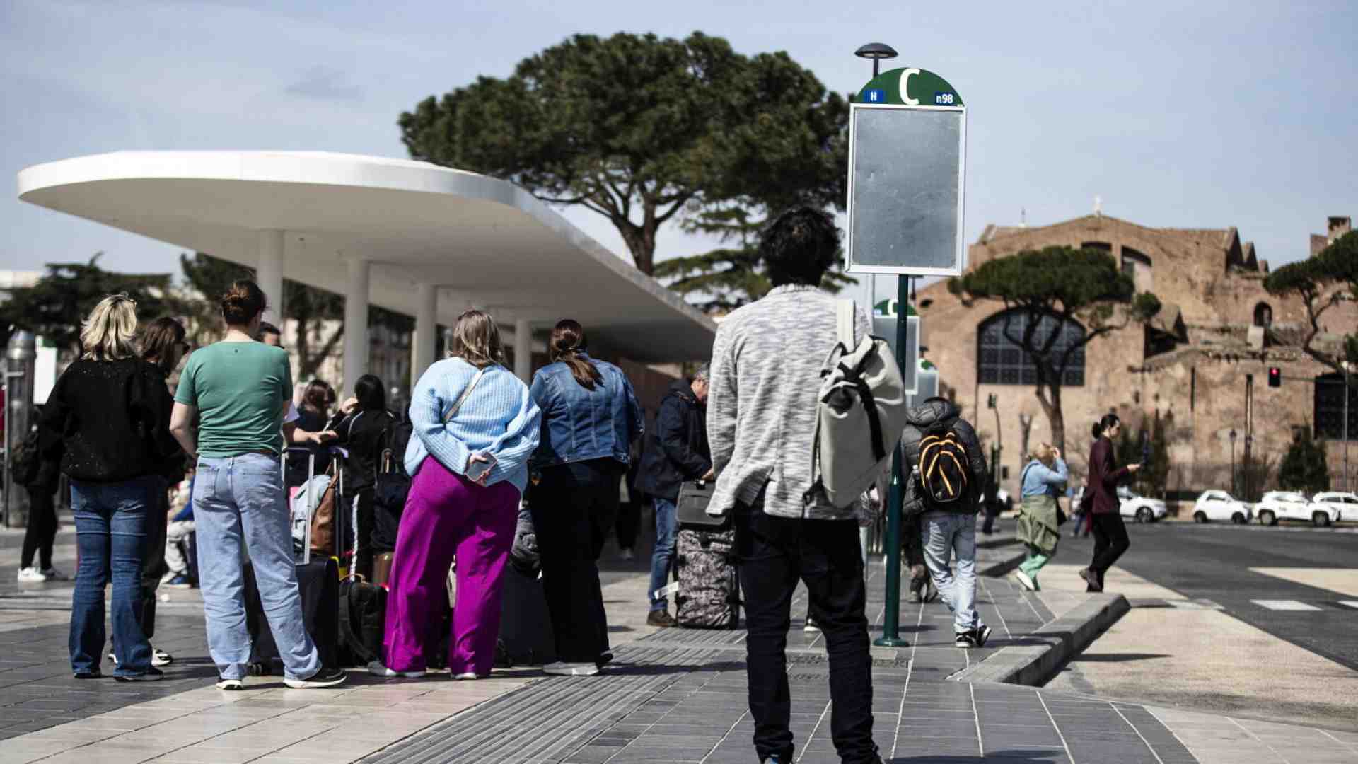 Immagine di Tavarnuzze e la panchina per un amore lungo 72 anni. Incontri alla fermata del bus