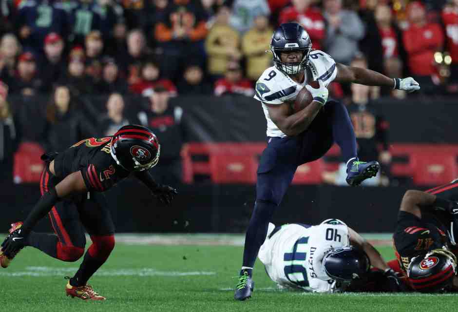 Il running back dei Seattle Seahawks, Kenneth Walker, supera il cornerback dei San Francisco 49ers, Deommodore Lenoir (foto Ap, via LaPresse)&nbsp;<br />