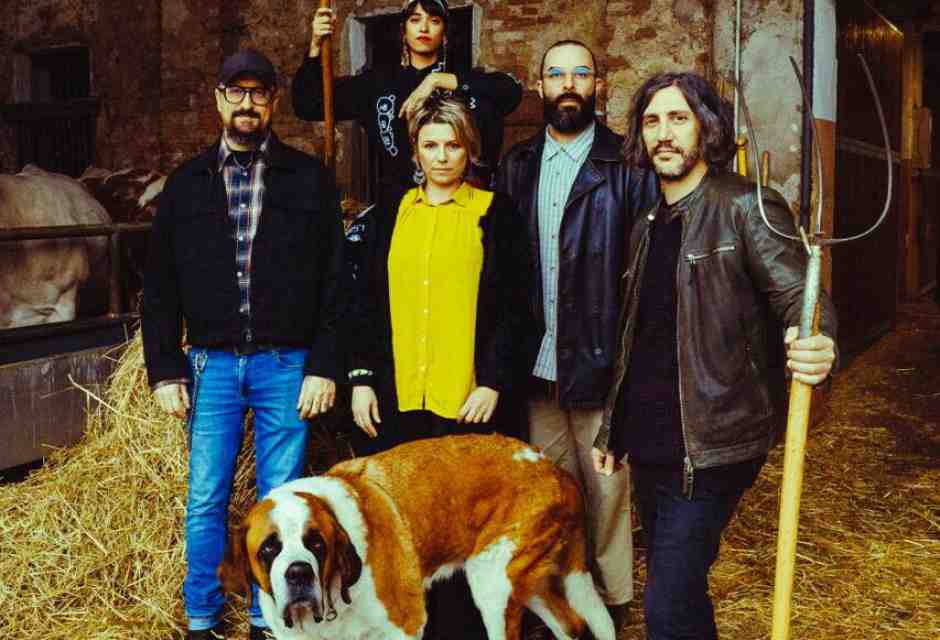 Oltre i Verdena. Il manifesto noise dei Sì! Boom! Voilà!, il nuovo supergruppo con Roberta Sammarelli