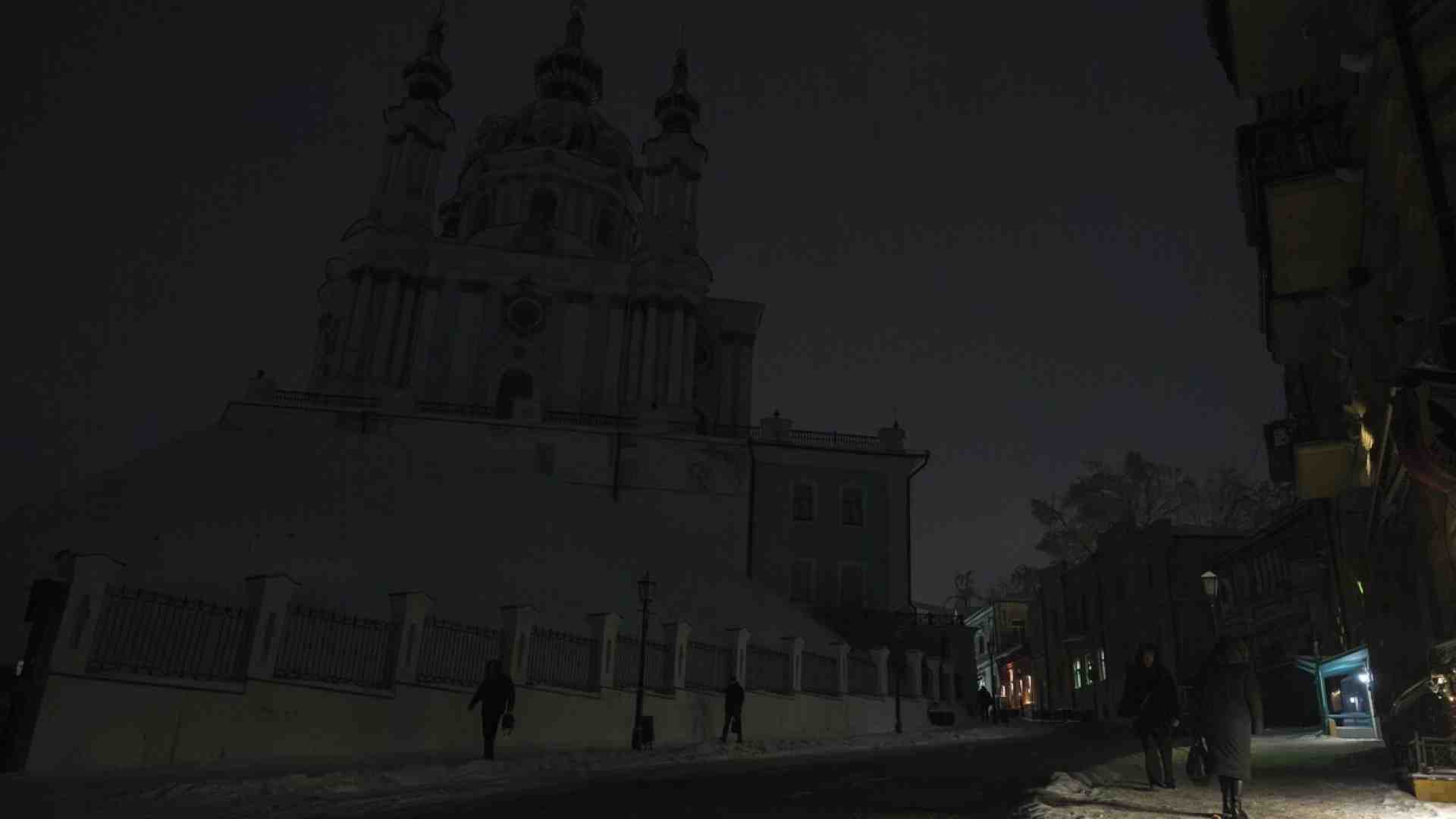 Immagine di Putin usa il gelo e il buio per far cedere gli ucraini. Loro rispondono: balli, resistenza, organizzazione