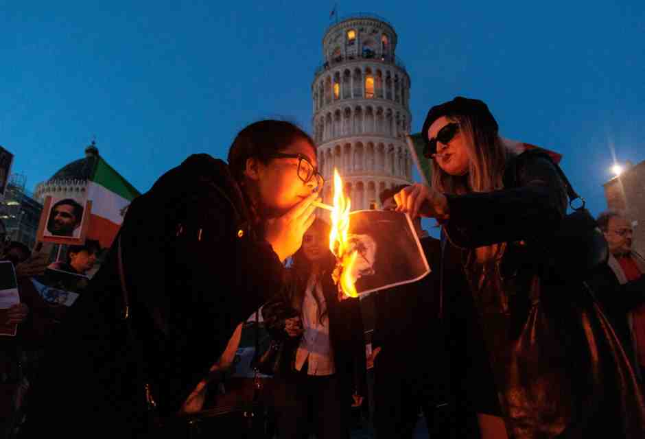 Anche a Pisa, sabato scorso, si &egrave; ripetuto il gesto divenuto simbolo delle manifestazioni contro il regime iraniano (Ansa)