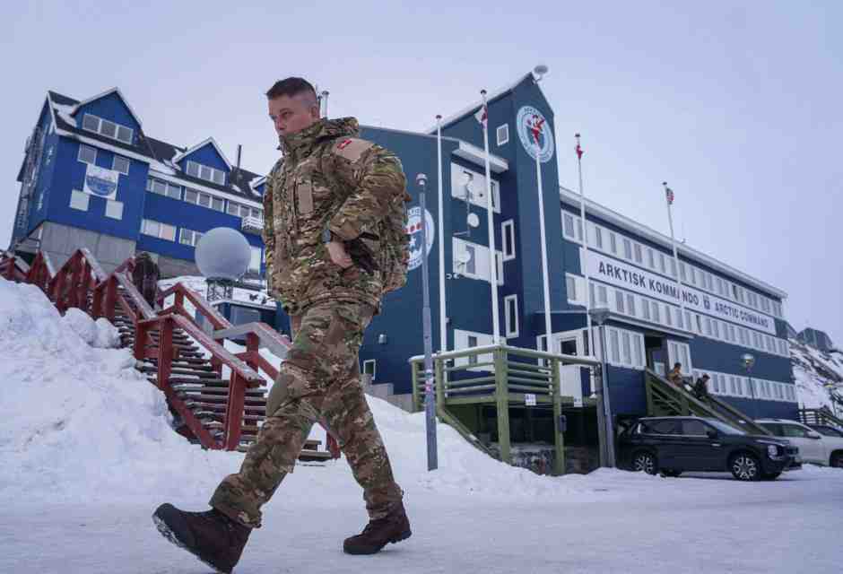 Un soldato danese davanti al Quartier generale del Comando artico Congiunto a Nuuk (LaPresse)&nbsp;<br />