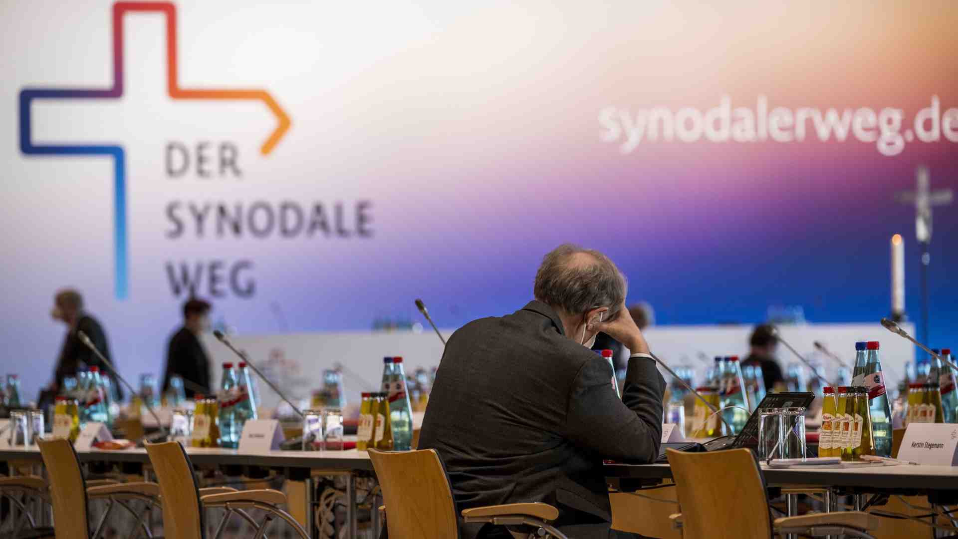 Immagine di "La Chiesa non può farsi riscrivere il Catechismo dal Sinodo tedesco"