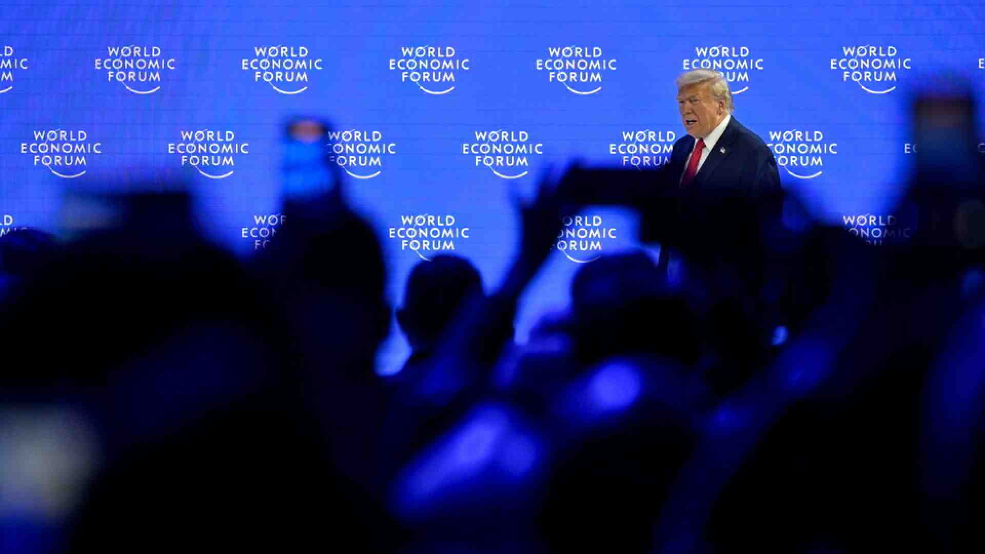 Immagine di Trump esclude l’opzione militare in Groenlandia e ritira i dazi: la deterrenza funziona