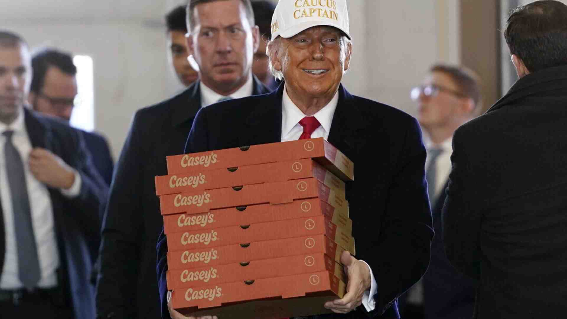 Immagine di Trump da Sorbillo. Il "Pentagon Pizza Index" che anticipa le operazioni militari americane