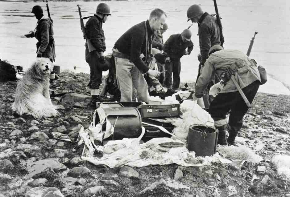 Soldati americani dopo avere distrutto una stazione radio tedesca e una base meteorologica in Groenlandia nel 1943 (Getty)&nbsp;<br />
