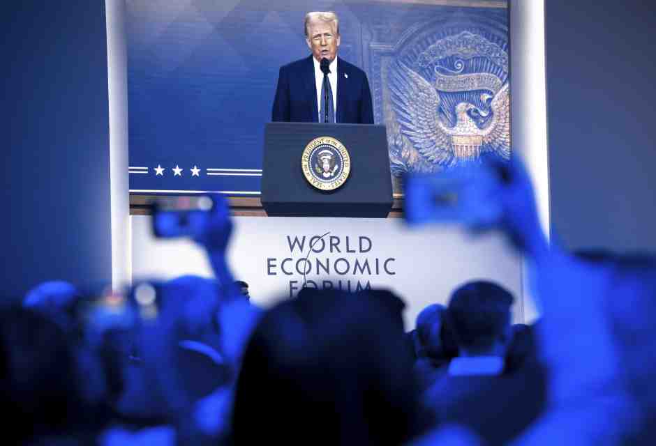 Trump trasforma Davos in uno show per Putin con gli attacchi sulla Groenlandia e gli spintoni alla Nato