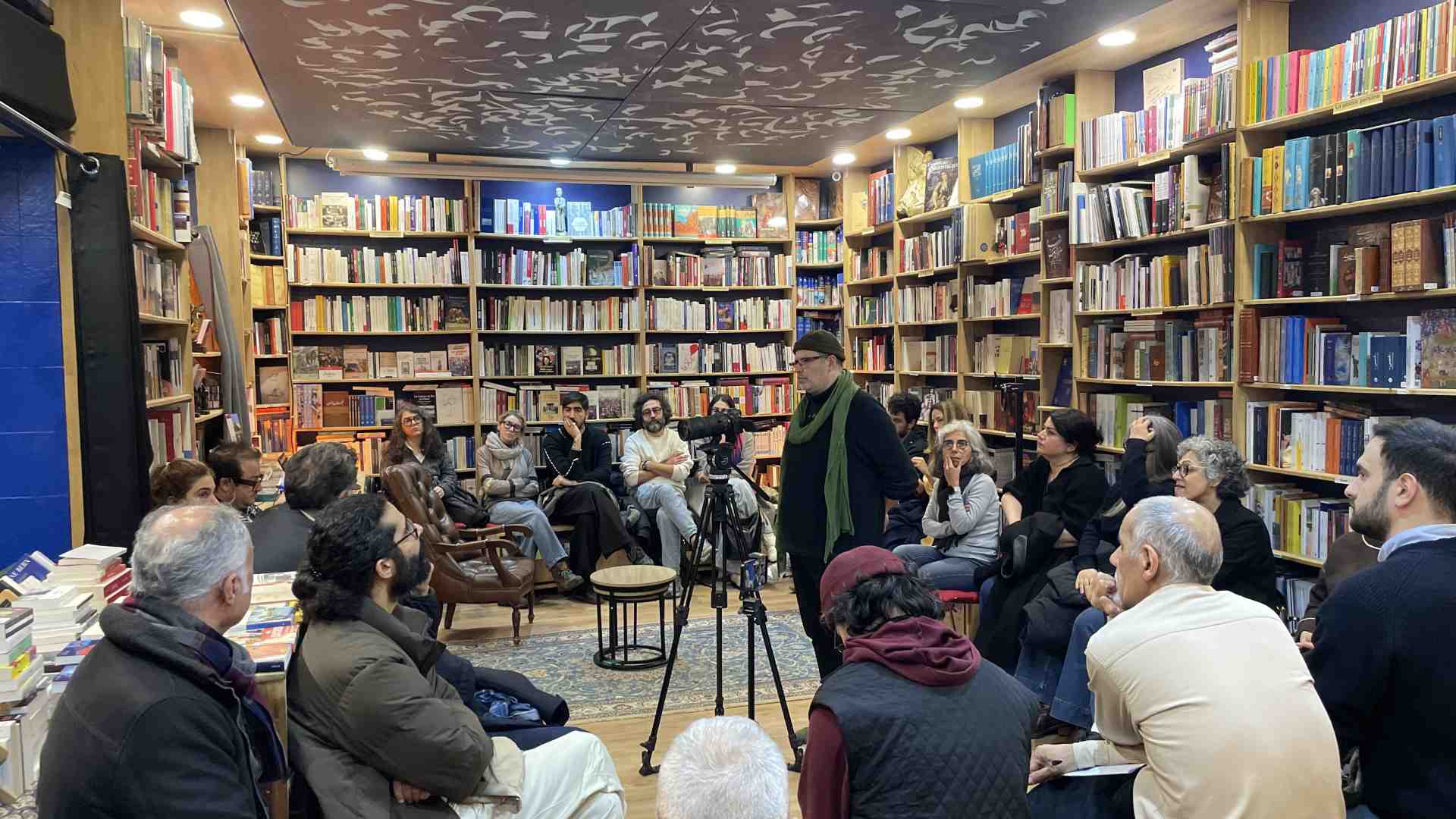 Immagine di Leggere l’Iran libero a Parigi. Dentro la libreria Naakojaa, fabbrica di testi proibiti