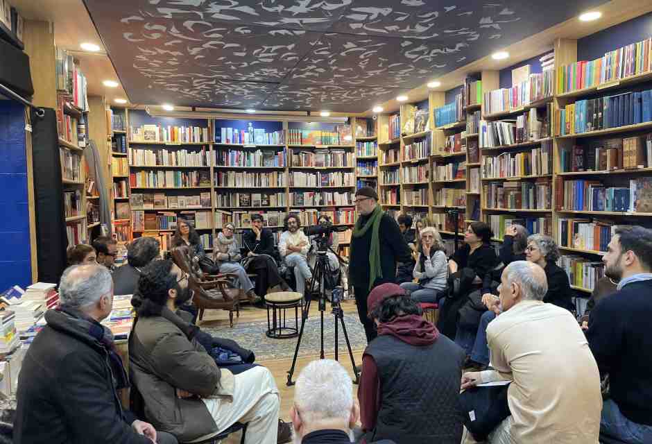 Leggere l’Iran libero a Parigi. Dentro la libreria Naakojaa, fabbrica di testi proibiti
