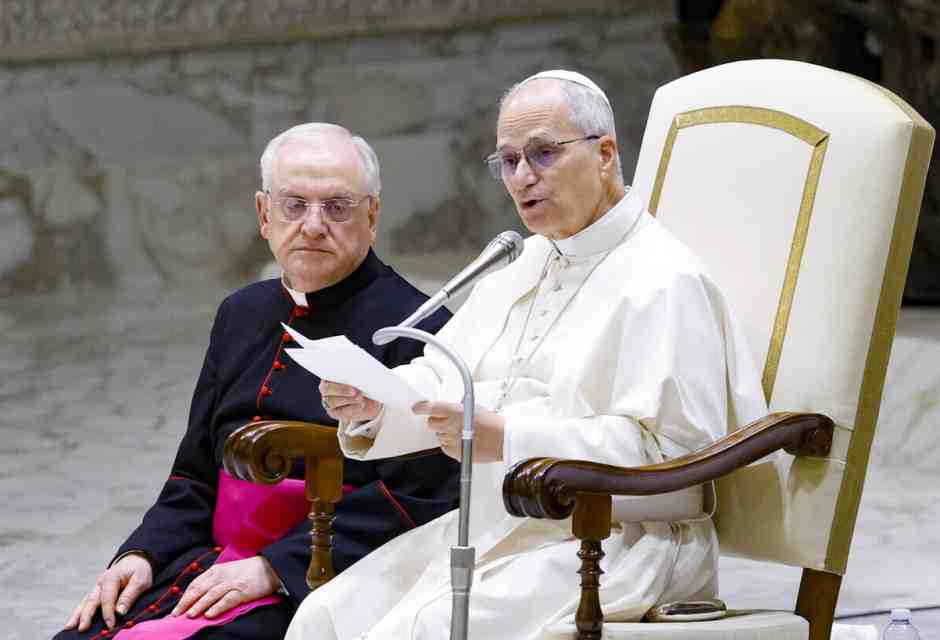 mons. Leonardo Sapienza accanto a Papa Leone XIV (foto Ansa)&nbsp;<br />