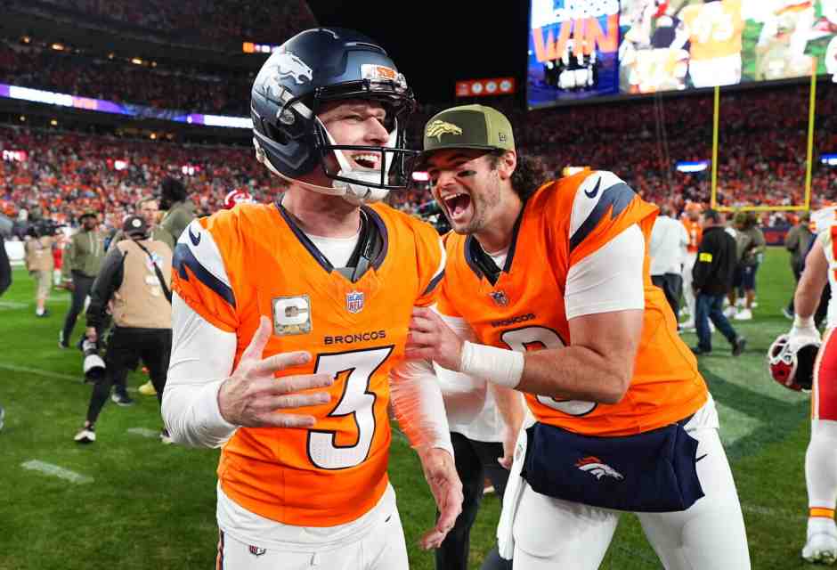 Jarrett Stidham (8) si congratula con Wil Lutz (3) (foto Ap, via LaPresse)<br />