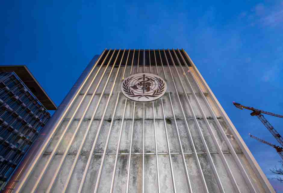 Il logo dell'OMS sulla sede centrale dell'agenzia a Ginevra, in Svizzera (Foto di Robert Hradil/Getty Images) <br />