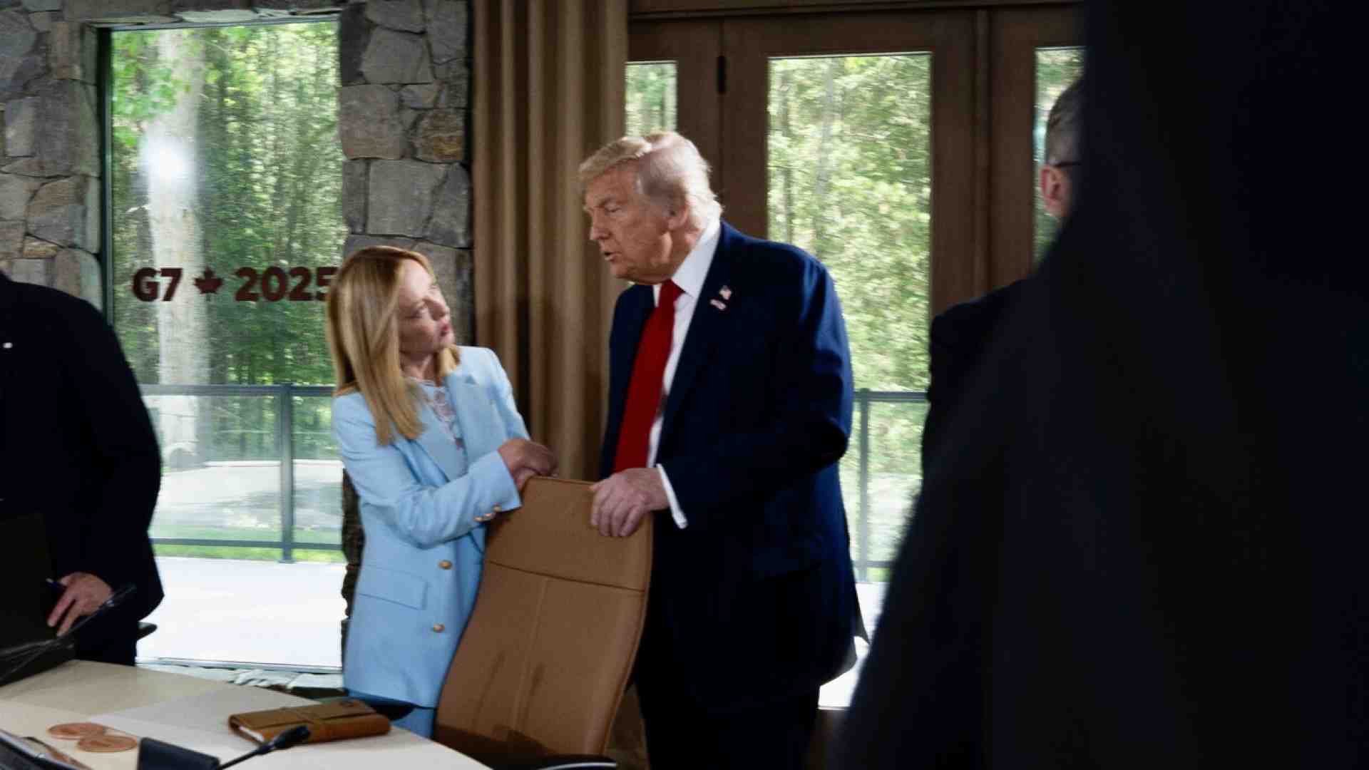 Immagine di Meloni e le prime sagge crepe dell’amicizia con Trump