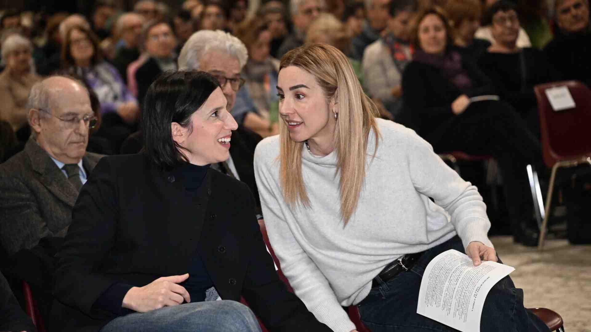 Immagine di Quando la scena dem si fa fosca (vedi ddl antisemitismo), Schlein si rifugia nella Genova di Silvia Salis