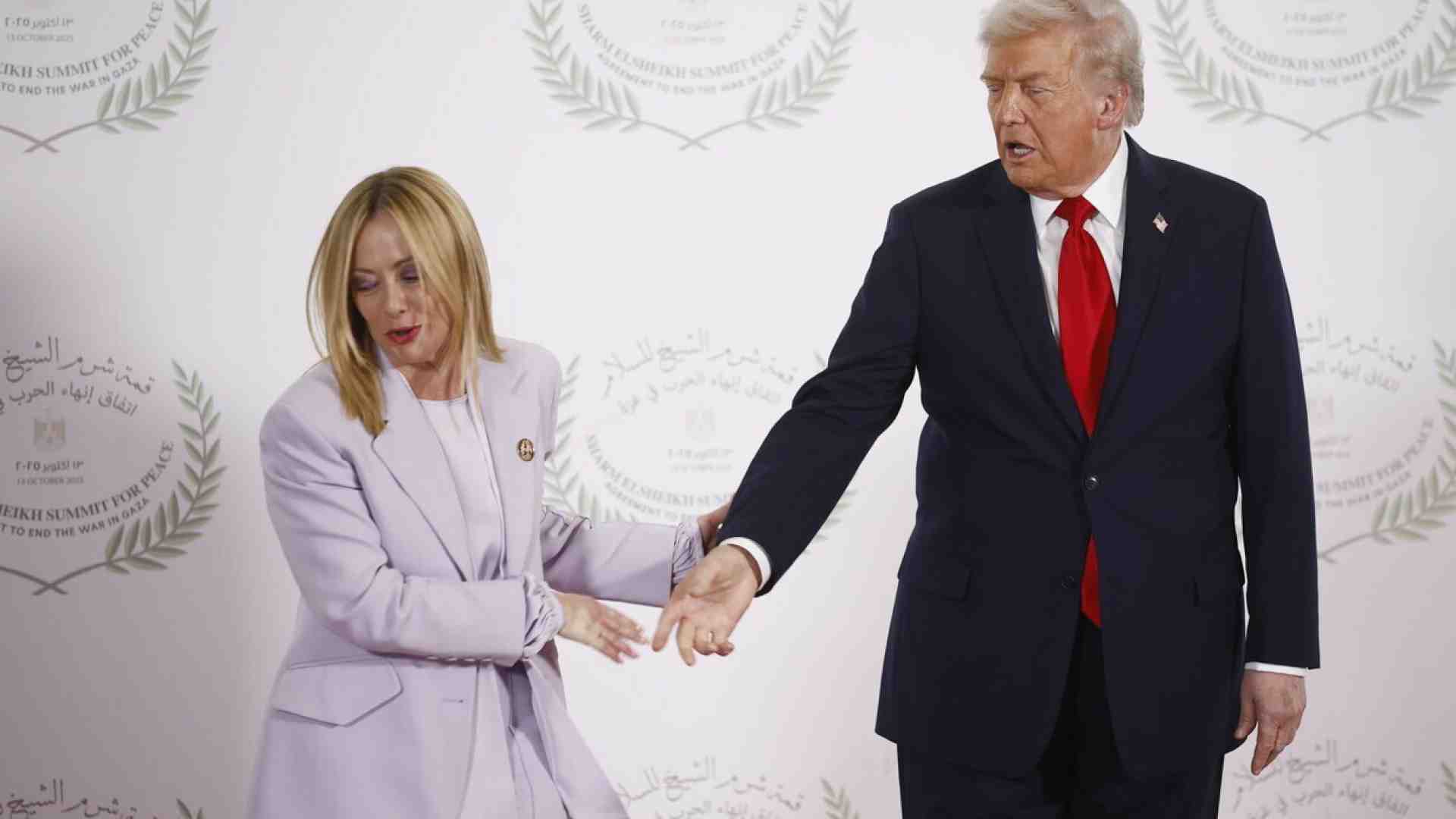 Immagine di Meloni: "Inaccettabili le parole di Trump sull'Afghanistan". Prove tecniche di non trumpismo