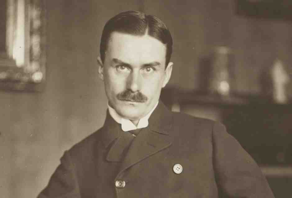 Philipp Kester, Thomas Mann, ritratto con un libro in mano, 1906, Museo civico di Monaco di Baviera, Collezione di fotografia&nbsp;<br />