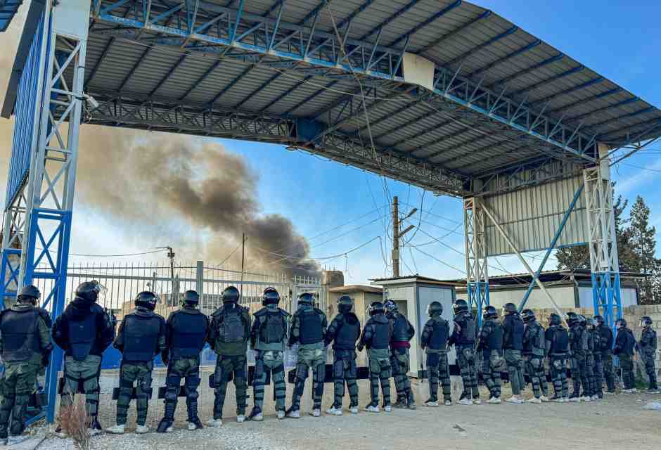 Le forze di sicurezza siriane a guardia del campo di al Hol (foto Getty)