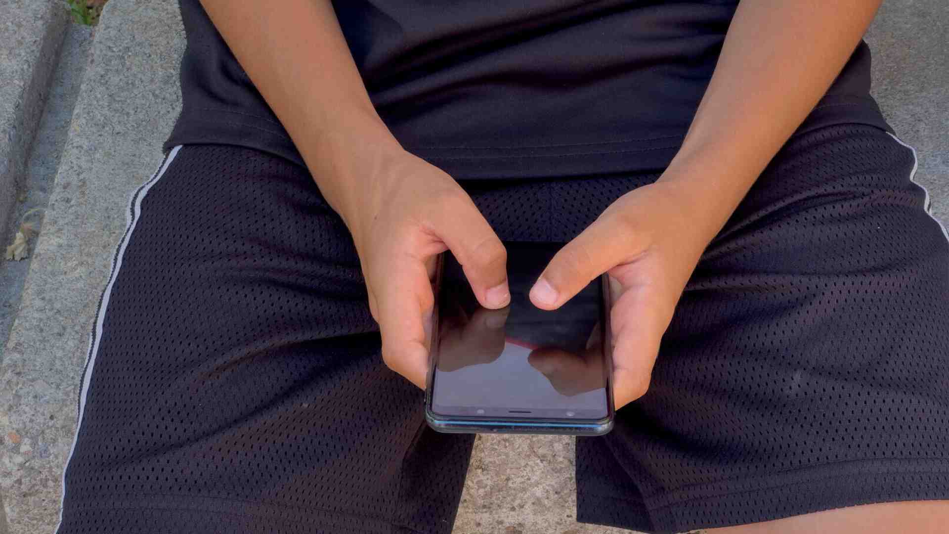Immagine di La Francia segue il modello australiano e prova a vietare i social network ai ragazzi