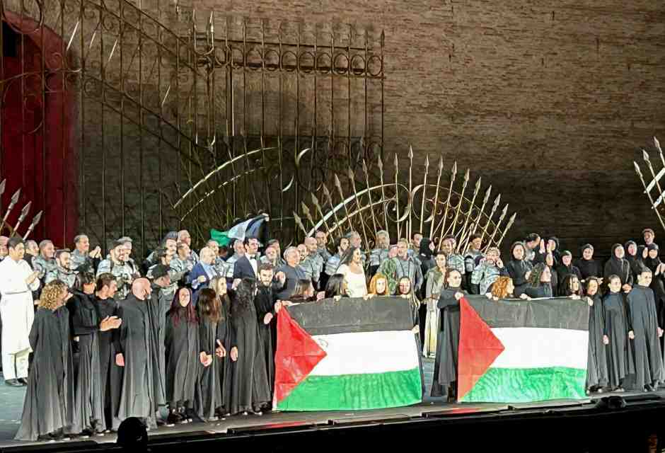 Bandiere palestinesi al termine del Macbeth allo Sferisterio di Macerata (Ansa)&nbsp;<br />
