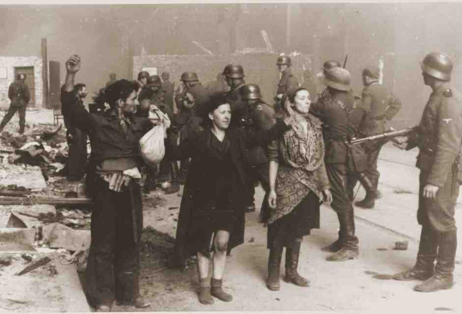 Truppe delle SS naziste e membri della resistenza ebraica catturati durante la repressione della rivolta del ghetto di Varsavia nel 1943 (Getty Images) <br />