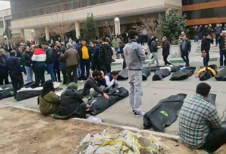 Repressione in Iran, un obitorio con decine di corpi e persone in lutto dopo la repressione alla periferia di Teheran, 13 gennaio 2026 (LaPresse)&nbsp;<br />