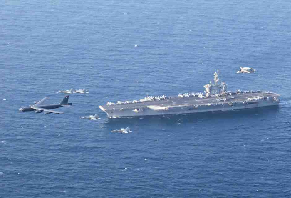 La portaerei USS Abraham Lincoln e un B-52H nel Mar Arabico (Associate Press/ LaPresse)&nbsp;<br />