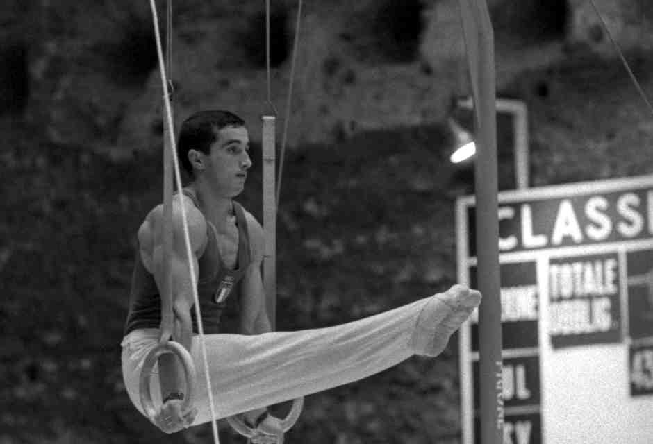 Franco Menichelli&nbsp;<span style="color: rgb(46, 45, 45); font-size: 12px;">impegnato nella prova agli anelli alle Olimpiadi di Roma 1960 (foto archivio storico Ansa)</span>