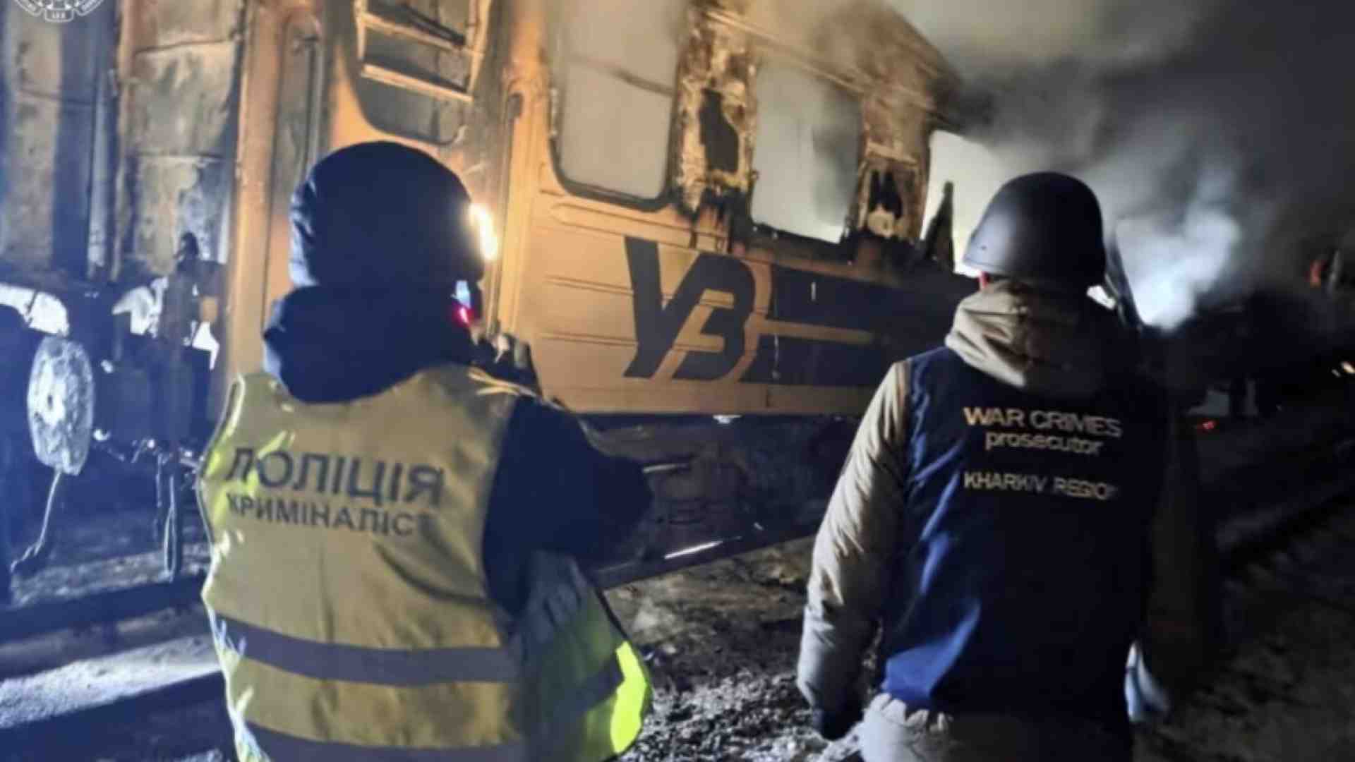 Immagine di Mosca colpisce un treno passeggeri in corsa. Zelensky: “È terrorismo”