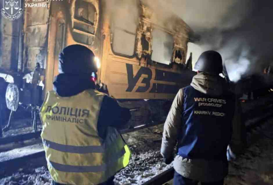 Mosca colpisce un treno passeggeri in corsa. Zelensky: “È terrorismo”