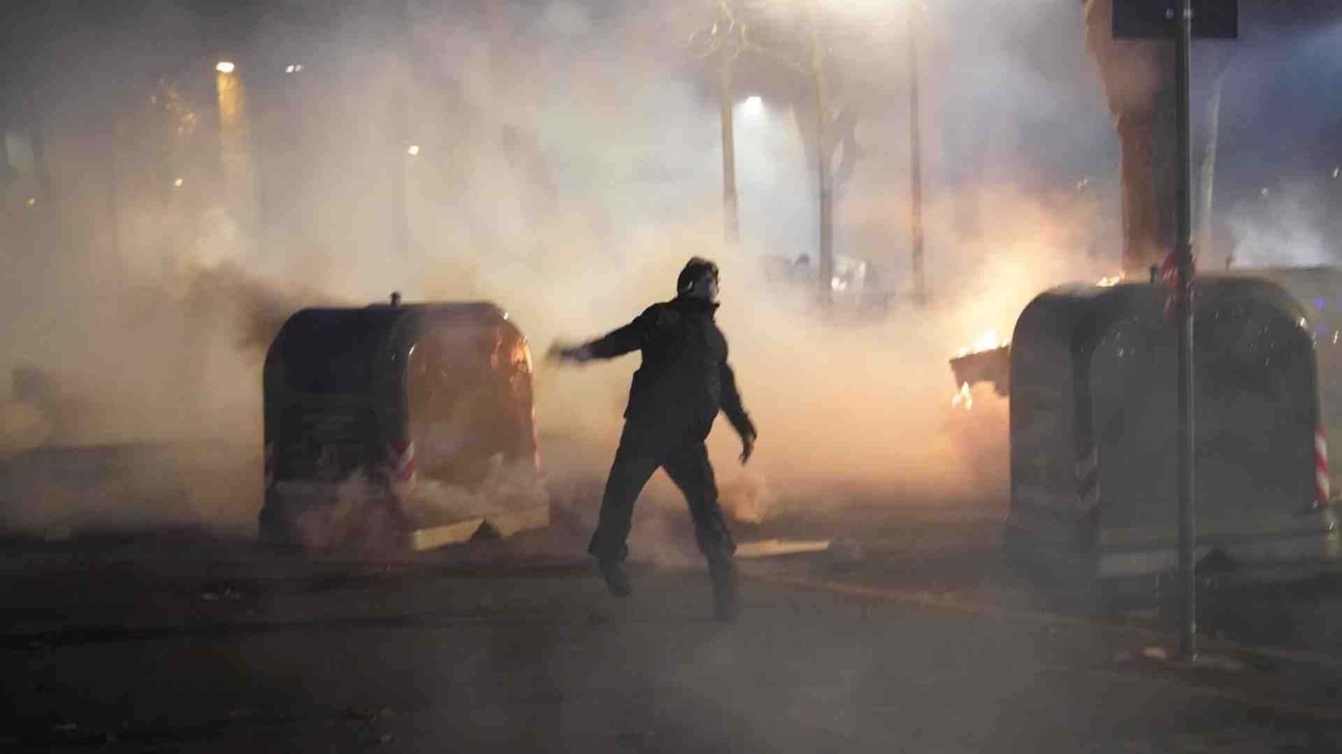 Immagine di A Torino razzi e bombe carta contro la polizia: il corteo per Askatasuna finisce in scontri
